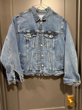 Old Navy Medium Wash Denim Jacket in Blue